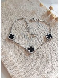 Miu Silver Srebrna bransoletka z masą perłową rozmiar: onesize. Czarne bransoletki Miu Silver, z perłą, srebrne. Za 173,60 zł.