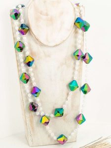 MENTHE À L'O Naszyjnik z elementami ozdobnymi - dł. 65 cm rozmiar: onesize. Białe naszyjniki MENTHE À L'O, z kryształem. Za 91,56 zł.