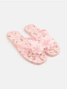 Japonki z kwiatowym motywem - różowy. Czerwone klapki Sinsay, bez wzorów, bez obcasa. Za 19,99 zł.