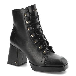 Czarne Botki Carinii Damskie Eleganckie Buty Na Obcasie. Czarne botki Carinii, bez wzorów, ze skóry, bez obcasa, na obcasie, bez zapięcia. Za 399,00 zł.