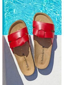 BABUNKERS Family Skórzane klapki w kolorze czerwonym rozmiar: 37. Czerwone klapki BABUNKERS Family, bez wzorów, z otwartym noskiem, bez obcasa. Za 173,99 zł.