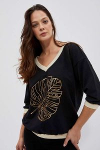 Bluza z dekoltem w serek i nadrukiem czarna. Czarne bluzy MOODO, xs, bez wzorów, z bawełny, bez kaptura. W wyprzedaży za 54,99 zł.