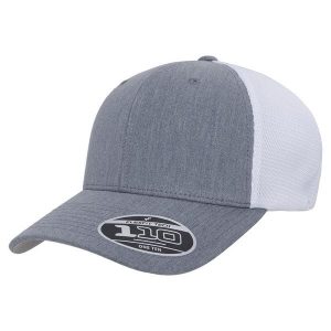 Siatkowa Czapka Z Daszkiem Z Recyklingu. Białe czapki FLEXFIT, bez wzorów, sportowe. Za 87,99 zł.