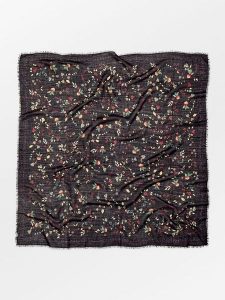 Becksöndergaard Chusta w kolorze czarnym - 110 x 110 cm rozmiar: onesize. Czarne apaszki i chusty Becksöndergaard, bez wzorów, z jedwabiu. Za 165,99 zł.