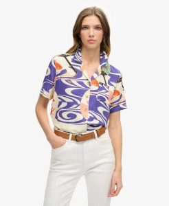 Superdry Koszula Beach Resort z nadrukiem, wiskoza – Ryusui Blue. Niebieskie koszule Superdry, s, bez wzorów, z materiału, bez kołnierzyka, bez ramiączek. Za 268,30 zł.