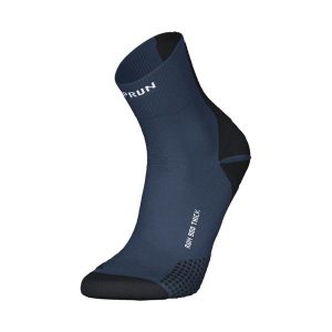 Skarpetki do biegania Kiprun Run 900 średnie grube. Niebieskie skarpetki KIPRUN, bez wzorów, z dzianiny. Za 39,99 zł.