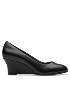 Clarks Półbuty Olivette Pearl 26180043 Czarny. Czarne czółenka Clarks, bez wzorów, ze skóry, bez obcasa, na koturnie, bez zapięcia. Za 259,99 zł.