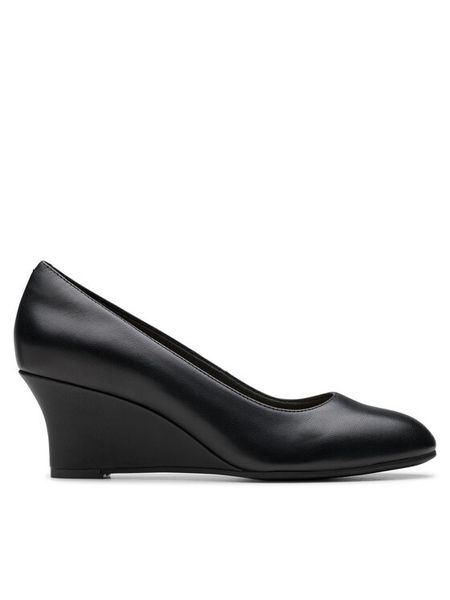 Clarks Półbuty Olivette Pearl 26180043 Czarny. Czarne czółenka Clarks, bez wzorów, ze skóry, bez obcasa, na koturnie, bez zapięcia. Za 259,99 zł.