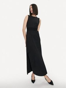 United Colors Of Benetton Sukienka letnia 3L3XDV01G Czarny Regular Fit. Czarne kombinezony United Colors of Benetton, na lato, l, bez wzorów, z bawełny, bez kołnierzyka, bez ramiączek. Za 129,99 zł.
