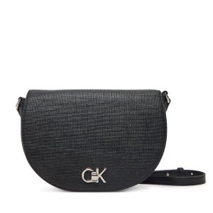 Torebka Calvin Klein. Czarne listonoszki Calvin Klein, bez wzorów, bez dodatków. Za 339,99 zł.