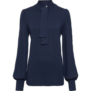 Cienki sweter z miękkiej mieszanki wiskozy. Niebieskie swetry klasyczne bonprix, z wiskozy, bez kołnierzyka. Za 109,99 zł.