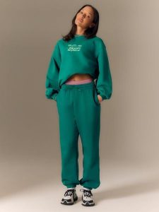 4F Bluza dresowa loose bez kaptura damska - zielona XS. Zielone bluzy 4f, xs, bez wzorów, z dresówki, bez kaptura. Za 169,99 zł.