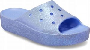 Klapki Dla Dorosłych Crocs Classic Platform Glitter Slide. Niebieskie klapki Crocs, bez wzorów, z materiału, bez obcasa. Za 119,99 zł.