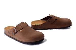 DR. BRINKMANN 600132-21 mittelbraun, klapki damskie. Brązowe klapki Dr. Brinkmann, bez wzorów, ze skóry, bez obcasa. Za 309,90 zł.