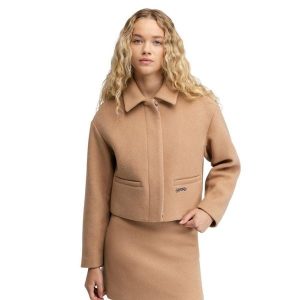Damska krótka wełniana kurtka Siroko Strodet-W Sand. Brązowe kurtki SIROKO, bez wzorów, z wełny, bez kaptura. Za 380,00 zł.