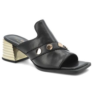 Klapki damskie S.Barski, na efektownym obcasie z metalicznym akcentem z szerokim paskiem i ozdobnymi nitami, czarne, CR61-3063. Czarne klapki S.BARSKI, z aplikacjami, ze skóry, z otwartym noskiem, bez obcasa, na obcasie. Za 269,90 zł.