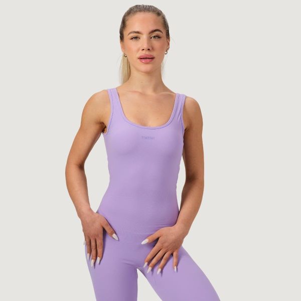 Kombinezon damski fitness bez rękawów slim fit NEO Iris. Fioletowe kombinezony GYMBEAM, xs, bez wzorów, z dresówki, sportowe, bez kołnierzyka, bez ramiączek, długie. Za 175,90 zł.