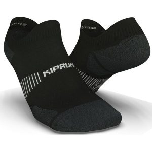 Skarpetki do biegania Kiprun Run 900 niskie cienkie. Niebieskie skarpetki KIPRUN, bez wzorów, z elastanu. Za 29,99 zł.
