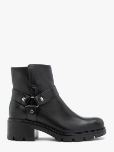 Czarne botki biker boots ze skóry licowej. Czarne botki Ryłko, bez wzorów, ze skóry, z okrągłym noskiem, bez obcasa, na obcasie, bez zapięcia. Za 549,99 zł.
