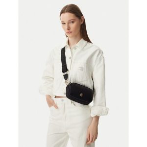 Torebka Tommy Hilfiger. Czarne listonoszki TOMMY HILFIGER, bez wzorów, bez dodatków. Za 409,99 zł.