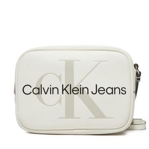 Torebka Calvin Klein Jeans. Białe listonoszki Calvin Klein Jeans, bez wzorów, z jeansu, bez dodatków. Za 299,99 zł.