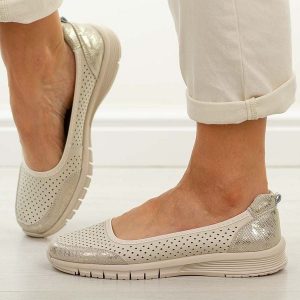 Beżowe ażurowe skórzane baleriny damskie Vinceza 95369. Brązowe balerinki VINCEZA, w ażurowe wzory, z jeansu, bez obcasa, na płaskiej podeszwie, bez zapięcia. W wyprzedaży za 161,10 zł.