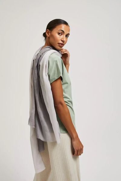 Szal letni z postrzępionym brzegiem szary. Szare szaliki MOODO, na lato, bez wzorów. W wyprzedaży za 24,99 zł.