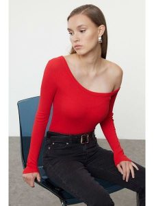Trendyol Bluzka w kolorze czerwonym rozmiar: M. Czerwone bluzki Trendyol, m, bez wzorów, bez kołnierzyka, bez ramiączek. Za 56,99 zł.
