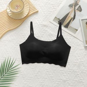 Biustonosz sportowy z pianki na treningi i codzienne aktywności Lyudmila. Czarne biustonosze sportowe Intica, bez wzorów, z tkaniny. W wyprzedaży za 79,00 zł.