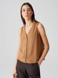 OPUS Kamizelka w kolorze jasnobrązowym rozmiar: 44. Brązowe kamizelki Opus, bez wzorów, bez kołnierzyka, bez ramiączek, bez kaptura. Za 112,45 zł.