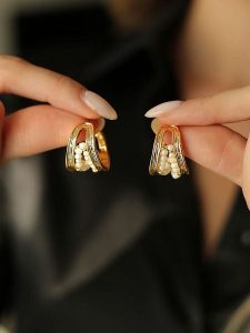 Pierres delicates Pozłacane kolczyki-półkreole z perłami rozmiar: onesize. Białe kolczyki Pierres delicates, z perłą, pozłacane. Za 52,99 zł.