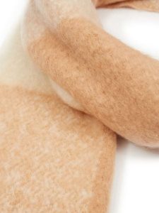 Orsay Szal w kolorze beżowym rozmiar: onesize. Brązowe szaliki Orsay, bez wzorów, z materiału. Za 73,76 zł.