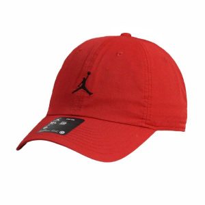 Czapka z daszkiem Air Jordan Jumpman Club Cap Czerwona FD5185-687. Czerwone czapki Jordan, bez wzorów, sportowe. Za 129,99 zł.