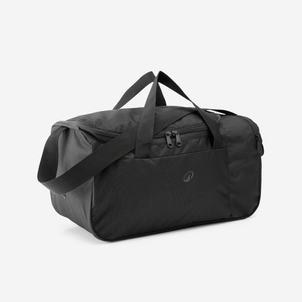 Torba sportowa Kipsta Essential 20 l. Czarne torby podróżne i sportowe DECATHLON, bez wzorów, z materiału, na ramię. Za 29,99 zł.