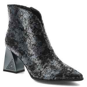 Niebieskie Botki S.Barski Eleganckie Obuwie Damskie. Niebieskie botki S.BARSKI, bez wzorów, ze skóry, ze szpiczastym noskiem, bez obcasa, na obcasie, bez zapięcia. Za 365,99 zł.