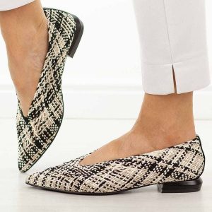 Czarne przewiewne półbuty damskie T.Sokolski 135. Czarne balerinki Sokolski, w ażurowe wzory, z jeansu, bez obcasa, na obcasie, bez zapięcia. W wyprzedaży za 175,12 zł.