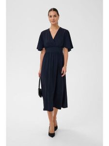 Kaffe Sukienka w kolorze granatowym rozmiar: 42. Niebieskie sukienki Kaffe, bez wzorów, bez kołnierzyka, bez ramiączek, midi. Za 195,99 zł.