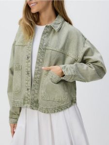 Jeansowa koszula z kieszeniami - zielony. Zielone koszule Reserved, l, bez wzorów, z denimu, bez kołnierzyka, bez ramiączek. W wyprzedaży za 99,99 zł.