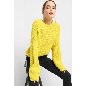 Sweter oversize. Swetry oversize marki Orsay. W wyprzedaży za 40,00 zł.