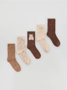 Wzorzyste skarpetki 5 pack - brązowy. Brązowe skarpetki Reserved, bez wzorów. Za 59,99 zł.