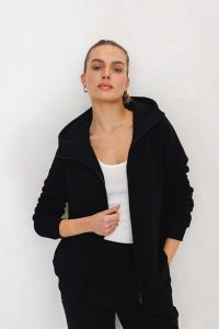 BLUZA NICOLE CZARNA M - Flawless. Czarne bluzy Flawless, m, bez wzorów, z bawełny, z kapturem. Za 397,00 zł.