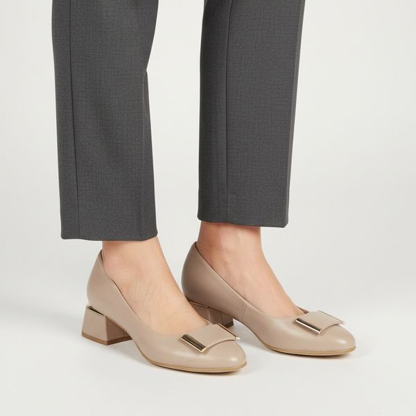 Czółenka damskie Armodo, cholewka skóra naturalna gładka klasyczny fason stabilny obcas metalowa ozdoba z przodu jednolita forma miękkie wykończenie. Brązowe czółenka Armodo, z aplikacjami, ze skóry, bez obcasa, na obcasie, bez zapięcia. Za 341,90 zł.