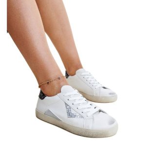 Białe sneakersy z efektem ,,znoszenia'' Gombola. Białe trampki bez wzorów, bez zapięcia. Za 101,26 zł.