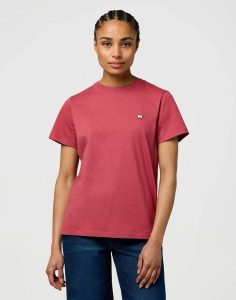 DAMSKA KOSZULKA WRANGLER SIGN OFF TEE EARTH RED 112370739. Czerwone bluzki Wrangler, m, bez wzorów, bez kołnierzyka, bez ramiączek. Za 89,99 zł.