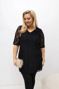 Czarna tunika wizytowa Larise z eleganckiej koronki PLUS SIZE XXL OVERSIZE WIOSNA. Czarne tuniki Moda Size Plus Iwanek, do pracy, na wiosnę, plus size, bez wzorów, z elastanu, biznesowe, bez kołnierzyka, plus size, bez ramiączek. Za 199,90 zł.