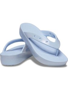 Crocs Japonki "Classic" w kolorze błękitnym rozmiar: 41/42. Niebieskie klapki Crocs, bez wzorów, z tworzywa sztucznego, bez obcasa, na platformie. Za 109,95 zł.