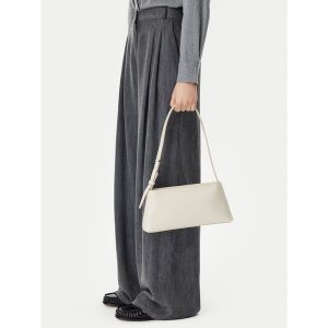 Torebka Calvin Klein. Białe torebki klasyczne Calvin Klein, bez wzorów, bez dodatków. Za 274,99 zł.