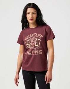 WRANGLER DAMSKA KOSZULKA WRANGLER GRAPHIC TEE DAHLIA 112356427. Bluzki Wrangler, xs, bez wzorów, bez kołnierzyka, bez ramiączek. Za 89,99 zł.