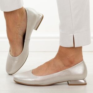 Srebrne skórzane czółenka damskie M.Daszyński Ol51-1. Szare czółenka M.Daszyński, bez wzorów, z jeansu, z okrągłym noskiem, bez obcasa, na obcasie, bez zapięcia. Za 219,00 zł.