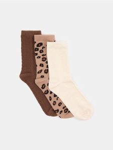 Skarpetki 3 pack - beżowy. Brązowe skarpetki Sinsay, bez wzorów. Za 15,99 zł.